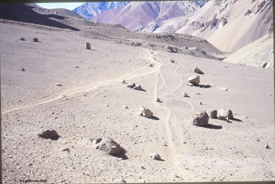 Paysage désertique en direction de l' Aconcagua